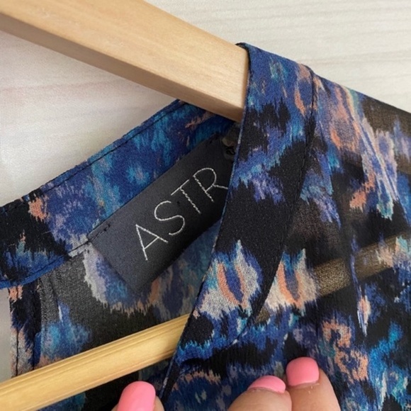 ASTR Sheer Open Back Top - Picture 2 of 5